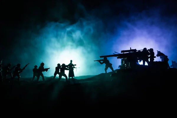 Concetto di guerra. Silhouette militari scena di combattimento su sfondo cielo nebbia di guerra, — Foto Stock