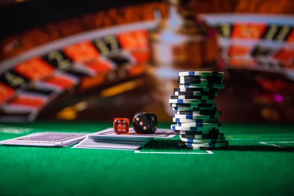 Casinò elemento di isolamento sul colorato, Slot machine, Roulette mentre, Dadi, Casino chip - immagine — Foto Stock