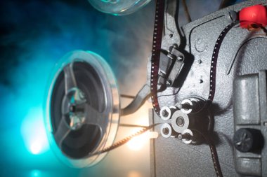 Sis ve ışık ile karanlık bir arka plan üzerinde eski vintage film projektörü. Film yapma kavramı.