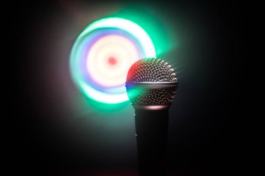 Mikrofon karaoke, konser. Bulanık arka plan ile düşük ışıkta ses mikrofonu. Canlı müzik, ses ekipmanları. Karaoke konseri, şarkı sesi. Karaokelerde şarkıcı, mikrofon.