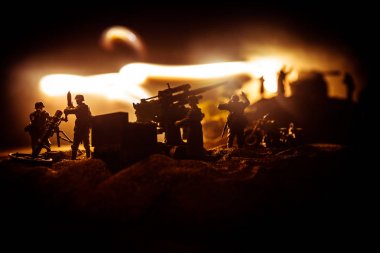 Savaş Konsepti. Savaş sisli arka planında askeri siluetler savaş sahnesi,