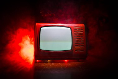 Koyu tonda sisli arka plan üzerinde beyaz gürültü ile eski vintage kırmızı Tv. Retro eski Televizyon reciever hiçbir sinyal
