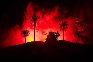 Savaş Konsepti. Savaş sisli arka planında askeri siluetler savaş sahnesi,