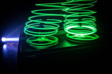 Koyu tonda sisli arka plan üzerinde makara oynatıcı ve kaydedici eski vintage makara. Makaralı Analog Stereo Açık Makara Bant Güverte Kaydedici Çalar.