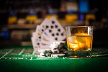 kumar, servet, oyun ve eğlence kavramı - casino fişi ve viski Cam masaya yakın