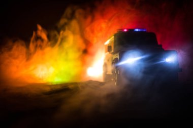 Geceleri polis arabaları. Polis arabası geceleri sis geçmişi olan bir arabayı kovalıyor. 911 Acil durum müdahalesi