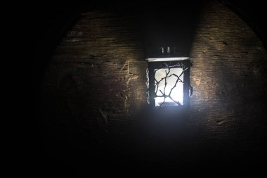 İslam tatili için geceleri mum ile Arap fener. Müslümanların kutsal ayı Ramazan. Bayram sonu ve Mutlu Yıllar.