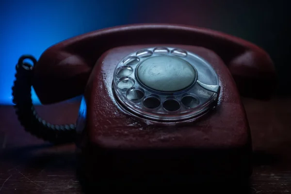 Vieux téléphone noir sur vieille planche de bois avec fond sombre art avec brouillard et lumière tonique. espace vide — Photo