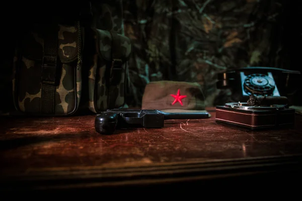 Feche um charuto e cinzeiro cubano na mesa de madeira. Mesa de comandante do ditador comunista na sala escura. Conceito de mesa de trabalho do general do exército . — Fotografia de Stock