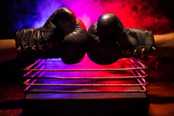 Anel de boxe vazio com cordas vermelhas para jogo na arena do estádio. Decoração de arte criativa — Fotografia de Stock