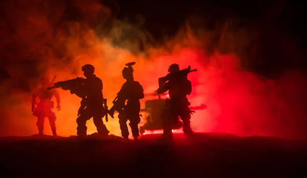 Művészi dekoráció. Katonák a sivatagban a katonai művelet során a harci helikopter vagy helikopter támadás különleges erők. — Stock Fotó