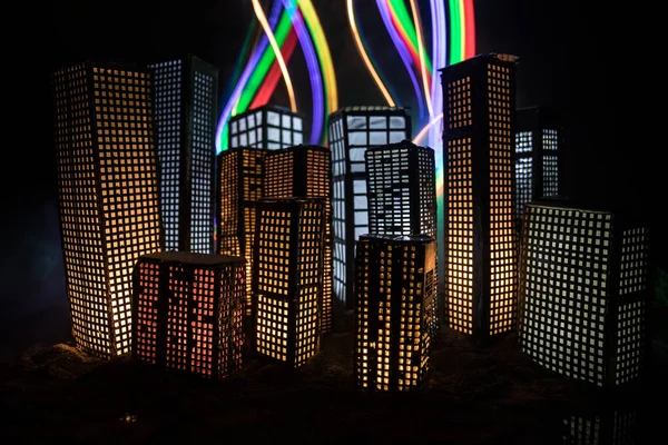 Δημιουργική διακόσμηση τραπεζιού τέχνης με μικρά κτήρια της πόλης που λάμπουν τη νύχτα. Σύγχρονα κτήρια της πόλης, φωτεινά λαμπερά φώτα, πολυτελείς ταξιδιωτικές και τουριστικές έννοιες — Φωτογραφία Αρχείου