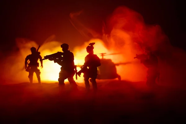 Decorazione d'arte. Soldati nel deserto durante l'operazione militare con elicottero da combattimento o forze speciali d'assalto in elicottero . — Foto Stock