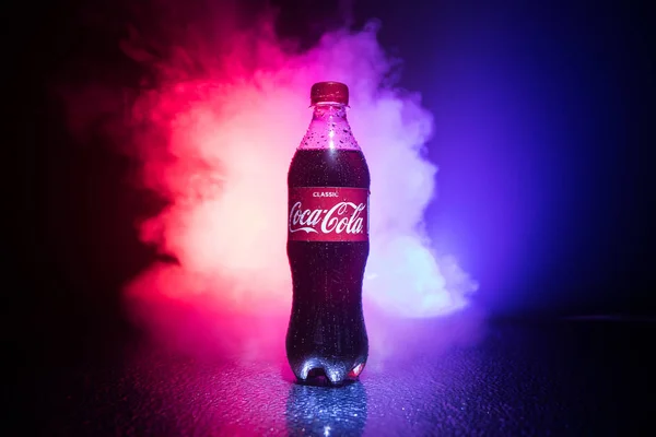 Bakoe, Azerbeidzjan 20 april. 2018, Coca-Cola Classic in plastic fles op donker getinte mistige achtergrond. Coca Cola, Cola is de meest populaire koolzuurhoudende frisdrank — Stockfoto
