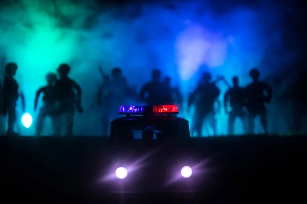 Voitures de police la nuit. Voiture de police pourchassant une voiture la nuit avec un fond de brouillard. 911 Intervention d'urgence pConcentration sélective — Photo