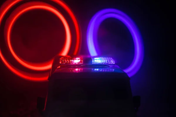 Polizeiautos in der Nacht. Polizeiwagen bei nächtlicher Verfolgungsjagd mit Nebelhintergrund. Selektiver Fokus auf Notfallmaßnahmen 911 — Stockfoto