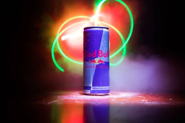 Baku, Azerbajdzsán-április 20, 2018: Red Bull Classic 250 ml lehet a sötét tónusú ködös háttérben. A Red Bull egy energiaital, melyet az osztrák cég értékesített — Stock Fotó