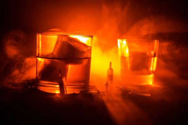 Selección de bebidas alcohólicas sobre fondo rústico de madera. Decoración creativa de obras de arte — Foto de Stock