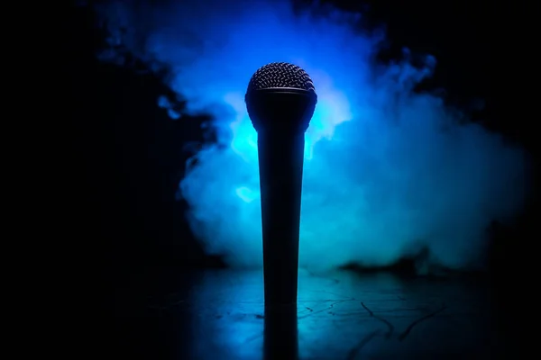 Microphone karaoke, concert . Vocal audio mic in low light with blurred background. Live music, audio equipment. Karaoke concert, sing sound. Singer in karaokes, microphones. — Stock Photo, Image