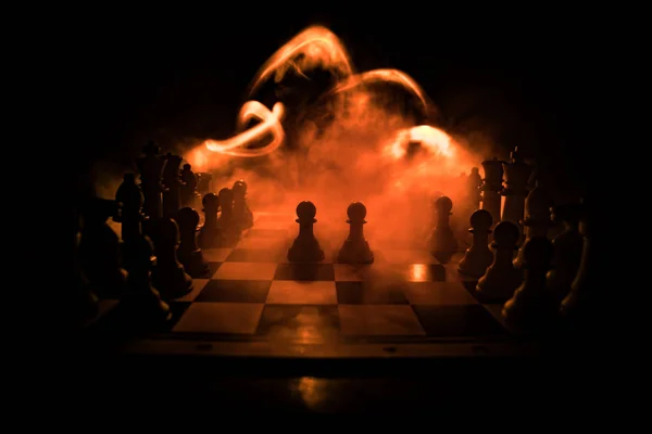 비즈니스 아이디어와 경쟁의 체스 보드 게임 개념. 연기와 안개와 어두운 배경에 체스 그림. — 스톡 사진