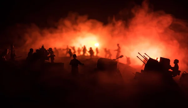 Konsep Perang. Militer siluet pertempuran adegan pada perang kabut langit latar belakang, — Stok Foto
