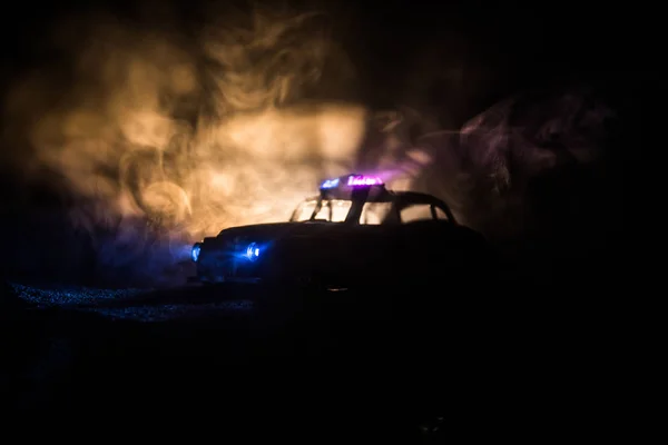 Carros da polícia à noite. Carro da polícia perseguindo um carro à noite com fundo de nevoeiro. 911 Resposta de emergência — Fotografia de Stock