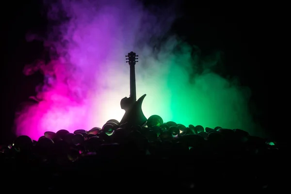 Musikkonzept. Akustikgitarre isoliert auf dunklem Hintergrund unter Lichtkegel mit Rauch und Kopierraum. Gitarrensaiten, hautnah. Selektiver Fokus. Feuereffekte. surreale Gitarre — Stockfoto