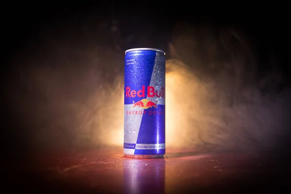 Baku, Azerbajdzsán-április 20, 2018: Red Bull Classic 250 ml lehet a sötét tónusú ködös háttérben. A Red Bull egy energiaital, melyet az osztrák cég értékesített — Stock Fotó