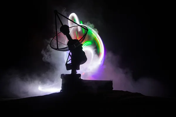 Silhuetas de antenas parabólicas ou de rádio contra o céu noturno. Observatório espacial . — Fotografia de Stock