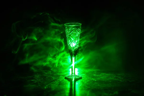 Närbild vinglas med dimma vid mörk bakgrund. Vackert glas med rök och ljus. — Stockfoto