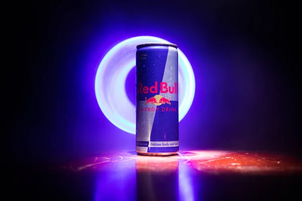 BAKU, AZERBAIJAN - 20 de abril de 2018: Red Bull classic 250 ml lata sobre fondo de niebla de tono oscuro. Red Bull es una bebida energética vendida por la empresa austriaca —  Fotos de Stock