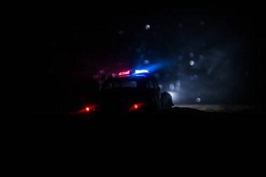 Geceleri polis arabaları. Polis arabası geceleri sis geçmişi olan bir arabayı kovalıyor. 911 Acil durum müdahalesi