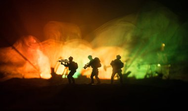 Askeri askerin ya da silahlı subayın silueti. atış, silah tutan, renkli gökyüzü, arka plan. savaş ve askeri kavram.