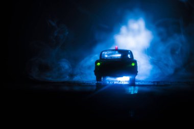 Geceleri polis arabaları. Polis arabası geceleri sis geçmişi olan bir arabayı kovalıyor. 911 Acil durum müdahalesi