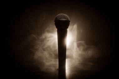 Mikrofon karaoke, konser. Bulanık arka plan ile düşük ışıkta ses mikrofonu. Canlı müzik, ses ekipmanları. Karaoke konseri, şarkı sesi. Karaokelerde şarkıcı, mikrofon.