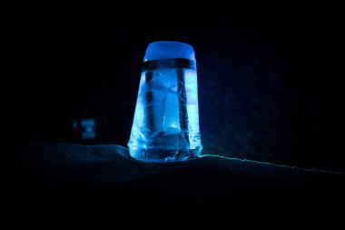 Siluet kum saati son güneş ışığında el Cep saati parçalanıyor (Zaman israf kavramı)