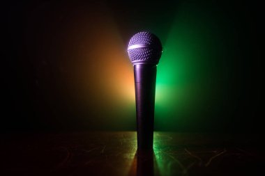 Mikrofon karaoke, konser. Bulanık arka plan ile düşük ışıkta ses mikrofonu. Canlı müzik, ses ekipmanları. Karaoke konseri, şarkı sesi. Karaokelerde şarkıcı, mikrofon.