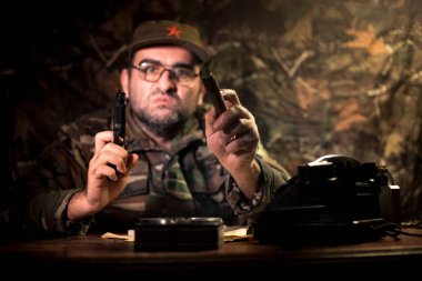 Masada oturan kötü diktatör. Kızgın komünist general karargâhta oturuyor ya da Küba lı komutan karanlık odada.