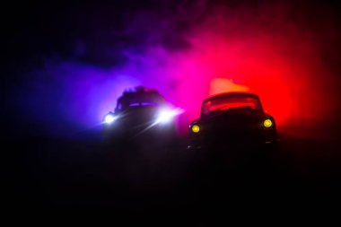 Polis arabası sisli bir arabayı gece takip ediyor. 911 acil durum arabası suç mahalline doğru hızla gidiyor. Seçici odak