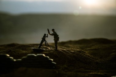 Savaş Konsepti. Savaş sisli arka planında askeri siluetler savaş sahnesi,