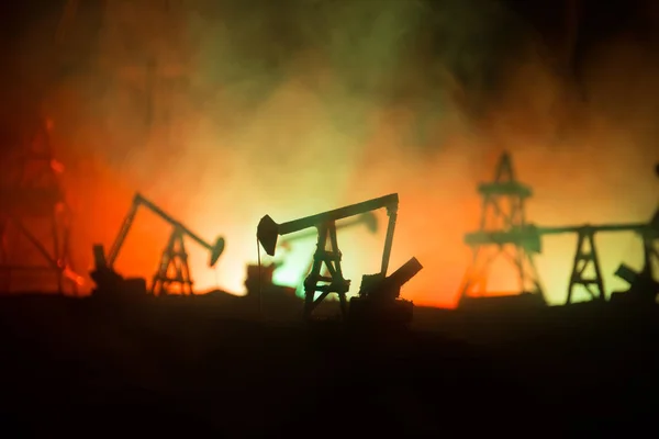 Decoración de madera. Máquina industrial de energía de plataforma de aceite de bomba de aceite para petróleo en el fondo del atardecer para el diseño — Foto de Stock