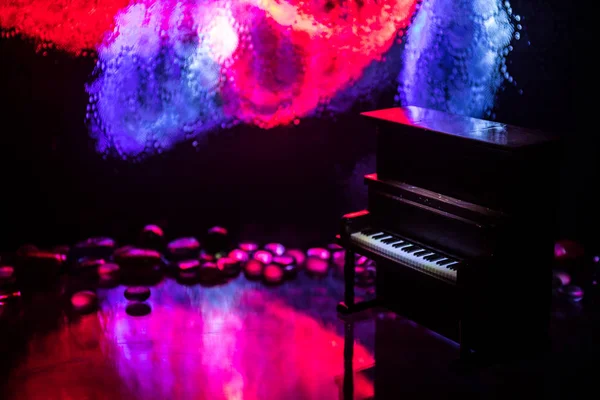 Conceito criativo. Decoração de obras de arte com piano em fundo enevoado escuro com luz . — Fotografia de Stock