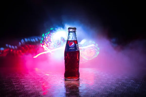 Баку, Азербайджан-20 квітня 2019: Пепсі класика в скляній пляшці проти темних тоновані Туманний фон. Пепсі є газована безалкогольний напій — стокове фото