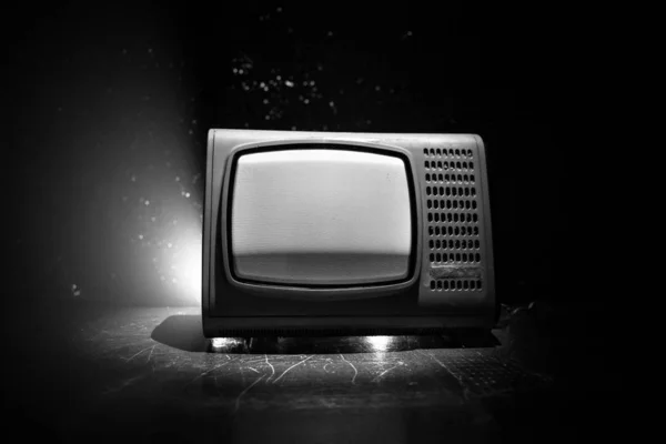 Старый винтажный красный телевизор с белым шумом на темном тонированном туманном фоне. Ретро-старый диктофон без сигнала — стоковое фото