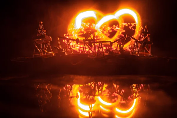 Trä dekoration. Oljepump oljerigg energi industri maskin för Petroleum i solnedgången bakgrund för design — Stockfoto