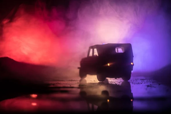 Auto della polizia di notte. Auto della polizia a caccia di una macchina di notte con sfondo nebbia. 911 Risposta di emergenza — Foto Stock