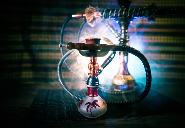 Carbón caliente de Hookah en un tazón de shisha sobre un fondo de niebla oscura. Elegante shisha oriental . — Foto de Stock