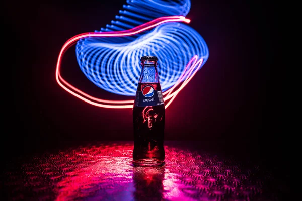 BAKU, AZERBAIJAN -20 DE ABRIL DE 2019: Pepsi Classic en una botella de vidrio sobre fondo nebuloso de tono oscuro. Pepsi es un refresco carbonatado — Foto de Stock