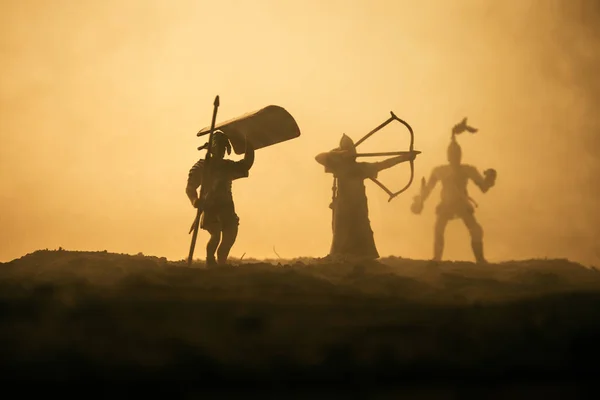 Scène de bataille médiévale avec cavalerie et infanterie. Silhouettes de figures comme objets séparés, lutte entre guerriers sur fond de brouillard couchant . — Photo