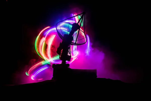 Silhuetas de antenas parabólicas ou de rádio contra o céu noturno. Observatório espacial . — Fotografia de Stock